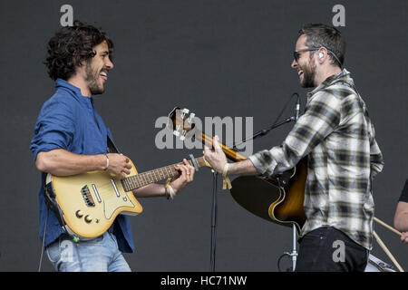 Jack Savoretti (links) auf der Bühne die 2016 Boardmasters Surf und Musikfestival in Newquay, Cornwall.  Mitwirkende: Jack Savoretti wo: Newquay, Cornwall, Großbritannien wenn: 12. August 2016 Stockfoto