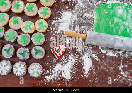 Engel Muffins backen süßes Weihnachten behandelt Stockfoto