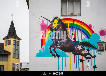 Gebäude mit Straßenkunst Graffiti in der Innenstadt von Reykjavik, Island, Europa. Stockfoto