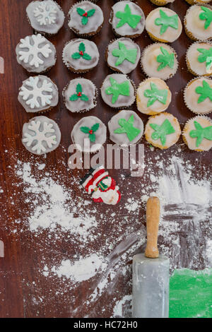 Engel Muffins backen süßes Weihnachten behandelt Stockfoto