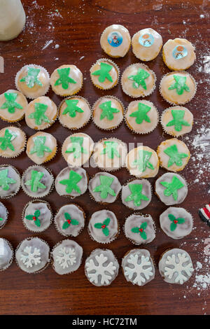 Engel Muffins backen süßes Weihnachten behandelt Stockfoto