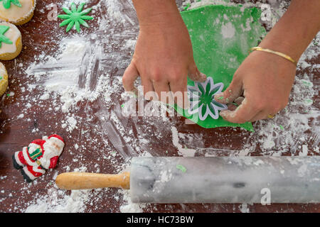 Engel Muffins backen süßes Weihnachten behandelt Stockfoto