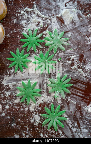 Engel Muffins backen süßes Weihnachten behandelt Stockfoto