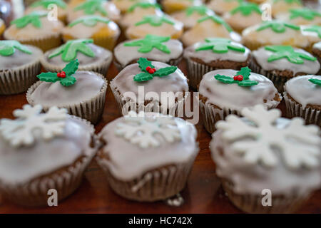 Engel Muffins backen süßes Weihnachten behandelt Stockfoto