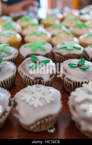 Engel Muffins backen süßes Weihnachten behandelt Stockfoto