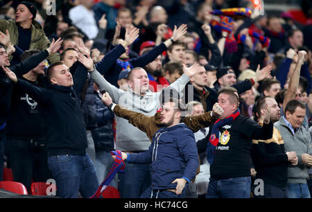 ZSKA Moskau-Fans auf der Tribüne feiern Alan Dzagoevs erste Tor des Spiels während der UEFA Champions League, Gruppe E Spiel im Wembley Stadion in London. Stockfoto