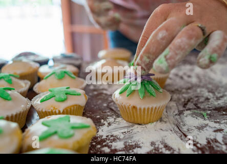Engel Muffins backen süßes Weihnachten behandelt Stockfoto