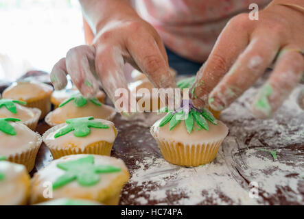 Engel Muffins backen süßes Weihnachten behandelt Stockfoto