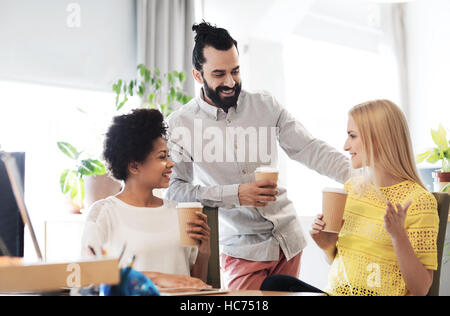 Business-Team mit Kaffeetassen reden im Büro Stockfoto