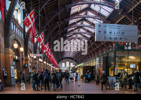 Kopenhagen, Dänemark - 2. Dezember 2016: Menschen warten auf ihre Züge in der Haupthalle des Hauptbahnhofs Stockfoto