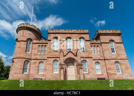 Inverness Castle auf grünem Hügel. Stockfoto