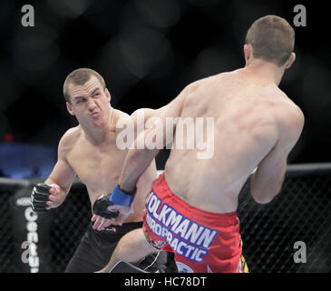 UFC-Kämpfer Paul Kelly, links, kämpft Jacob Volkmann bei UFC-Live: Jones vs. Matyushenko in der San Diego Sports Arena am 1. August 2010, in San Diego, Kalifornien. Francis Specker Stockfoto