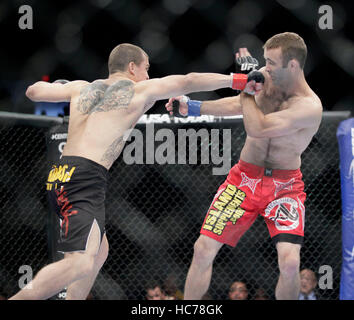 UFC-Kämpfer Paul Kelly, links, kämpft Jacob Volkmann bei UFC-Live: Jones vs. Matyushenko in der San Diego Sports Arena am 1. August 2010, in San Diego, Kalifornien. Francis Specker Stockfoto