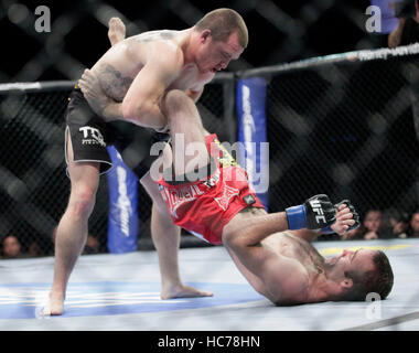 UFC-Kämpfer Paul Kelly, links, kämpft Jacob Volkmann bei UFC-Live: Jones vs. Matyushenko in der San Diego Sports Arena am 1. August 2010, in San Diego, Kalifornien. Francis Specker Stockfoto