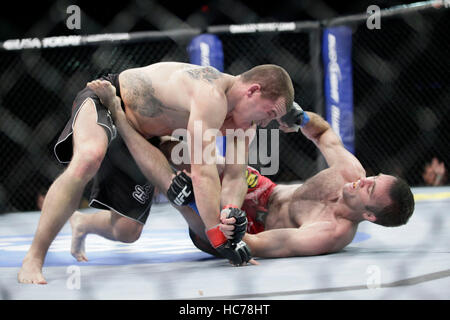 UFC-Kämpfer Paul Kelly, links, kämpft Jacob Volkmann bei UFC-Live: Jones vs. Matyushenko in der San Diego Sports Arena am 1. August 2010, in San Diego, Kalifornien. Francis Specker Stockfoto