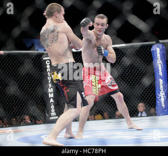 UFC-Kämpfer Paul Kelly, links, kämpft Jacob Volkmann bei UFC-Live: Jones vs. Matyushenko in der San Diego Sports Arena am 1. August 2010, in San Diego, Kalifornien. Francis Specker Stockfoto