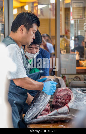 TOKYO, JAPAN - 2. Oktober 2016: Nicht identifizierten Personen am Tsukiji-Fischmarkt in Tokio, Japan. Tsukiji ist der größte Großhandelsmarkt für Fisch und Meeresfrüchte ich Stockfoto