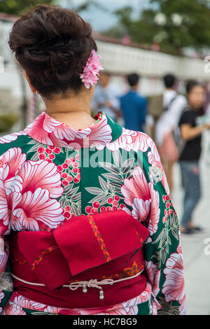 Nicht identifizierte Frau in traditioneller Kleidung in Fushimi Inari Schrein in Kyoto, Japan. Stockfoto