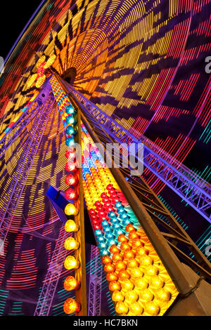 Sich drehende Riesenrad bei Nacht mit Licht Wanderwege Stockfoto
