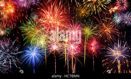 Lebhaften bunten Feuerwerk auf schwarzem Hintergrund, ideal für Silvester, Party oder Feier Veranstaltung Stockfoto