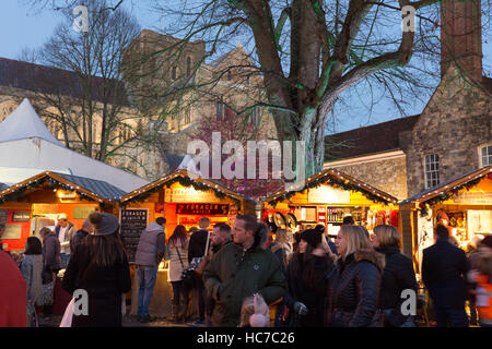 Menschen beim Einkaufen an Ständen, Winchester Weihnachten Markt, Winchester, Hampshire UK Stockfoto