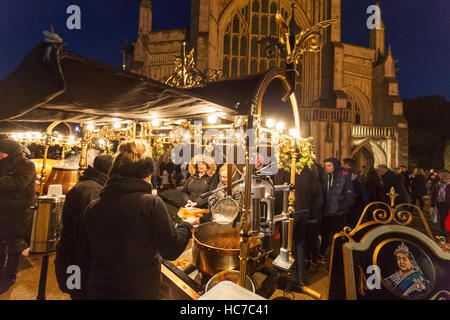 Menschen beim Einkaufen, Winchester Weihnachten Markt, Winchester, Hampshire UK Stockfoto