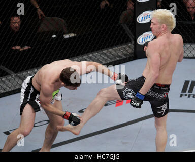 Michael Bisping, links, kämpft Jason Miller in The Ultimate Fighter-14-Finale im Palms in Las Vegas, Nevada auf Samstag, 3. Dezember 2011. Foto von Francis Specker Stockfoto