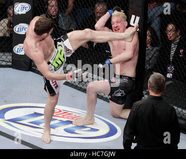 Michael Bisping, links, kämpft Jason Miller in The Ultimate Fighter-14-Finale im Palms in Las Vegas, Nevada auf Samstag, 3. Dezember 2011. Foto von Francis Specker Stockfoto