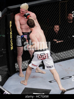 Michael Bisping, unten, kämpft Jason Miller in The Ultimate Fighter-14-Finale im Palms in Las Vegas, Nevada auf Samstag, 3. Dezember 2011. Foto von Francis Specker Stockfoto