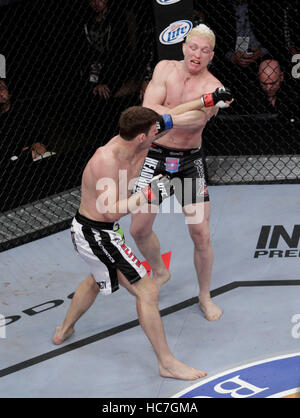 Michael Bisping, links, kämpft Jason Miller in The Ultimate Fighter-14-Finale im Palms in Las Vegas, Nevada auf Samstag, 3. Dezember 2011. Foto von Francis Specker Stockfoto