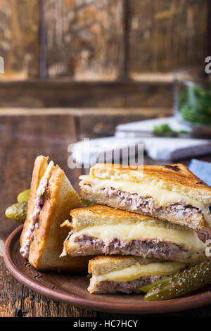 Hausgemachte Thunfisch schmelzen Sandwich auf ländlichen Tisch Stockfoto