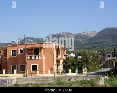 Makris Apartments und Hotels in Roda, Korfu, Griechenland stand vor Gebirge Richtung Pantokrator Stockfoto