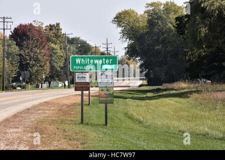 Eingang den Schildern zum Whitewater, Wisconsin Stockfoto