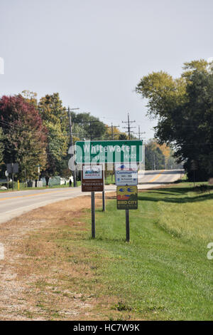 Eingang den Schildern zum Whitewater, Wisconsin Stockfoto