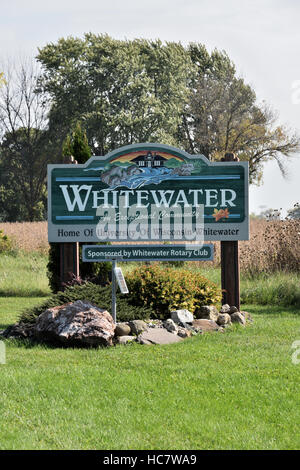 Eingang den Schildern zum Whitewater, Wisconsin Stockfoto