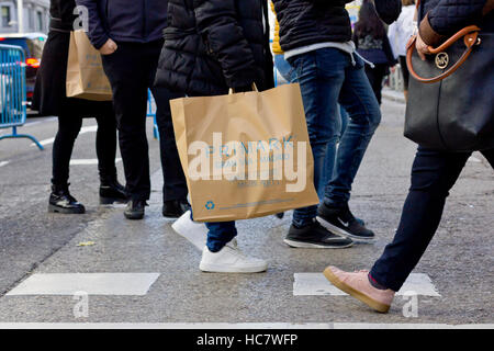 Menschen tragen Primark Taschen über die Gran Via Street (Madrid, Spanien). Stockfoto