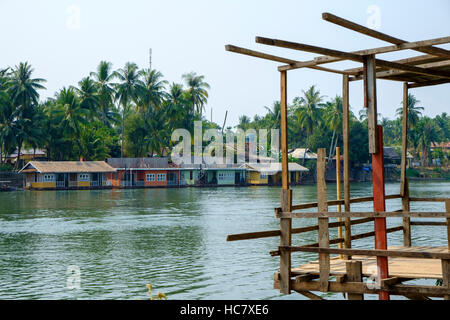 Schwimmende Häuser auf Don Khon-Insel, von Don Det über den Mekong River, 4000 Inseln, Laos gesehen. Stockfoto