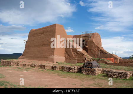 Pecos, New-Mexico: die Ruine der Mission Nuestra Señora de Los Ángeles de Porciúncula de Los Pecos Renovierungsarbeiten am Pecos National Historical Park. Stockfoto