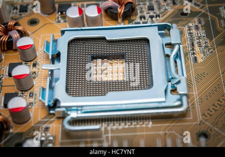 Leere CPU-Prozessorsockel mit pins auf motherboard Stockfoto