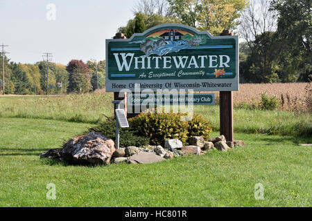 Eingang den Schildern zum Whitewater, Wisconsin Stockfoto