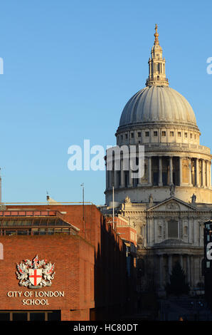 Die Stadt London Schule, auch als CLS und Stadt bekannt, ist eine unabhängige Tagesschule für Jungen, die in der Londoner City. St Pauls Stockfoto