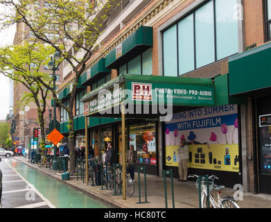 NEW YORK CITY - 1. Mai 2016: Exterieur des bekannten B & H Foto video Store in New York City. Es ist der größte nicht-Kette Foto- und Videoausrüstung s Stockfoto