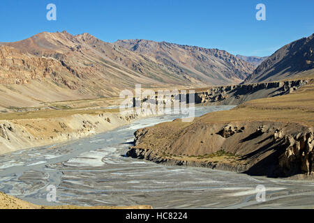 Fluss Tsarap entlang der Straße zwischen Manali und Leh Stockfoto