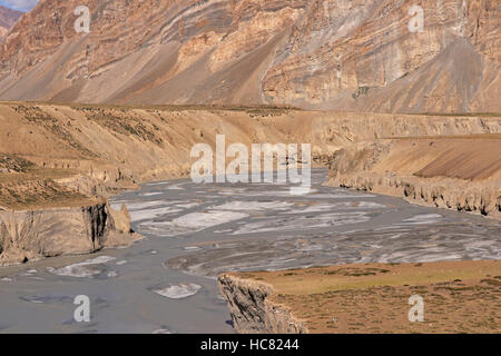 Fluss Tsarap entlang der Straße zwischen Manali und Leh Stockfoto