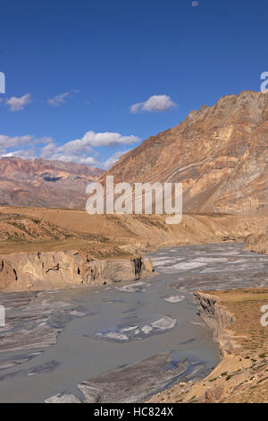 Fluss Tsarap entlang der Straße zwischen Manali und Leh Stockfoto