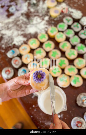 Engel Muffins backen süßes Weihnachten behandelt Stockfoto