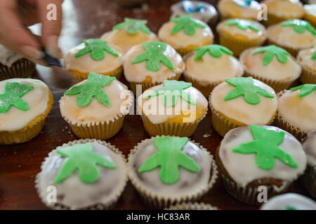 Engel Muffins backen süßes Weihnachten behandelt Stockfoto