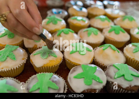 Engel Muffins backen süßes Weihnachten behandelt Stockfoto