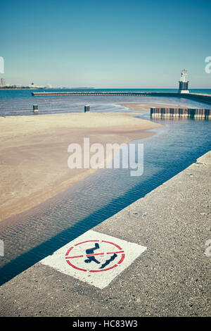 Retro stilisierte kein Tauchen Zeichen auf einem Pier mit seichtem Wasser im Hintergrund, selektiven Fokus auf gemalten Schild. Stockfoto