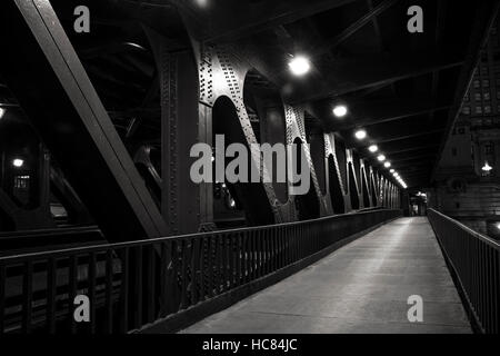 Nacht-Foto von die unteren Michigan Avenue Bridge (DuSable) als es den Fluss, Downtown Chicago, Illinois, USA überquert Stockfoto